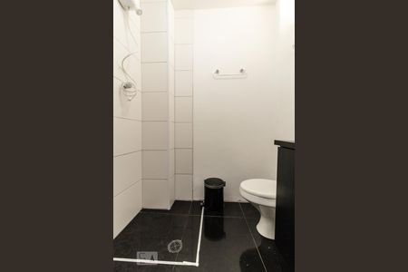 Banheiro de kitnet/studio para alugar com 1 quarto, 26m² em Consolação, São Paulo