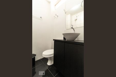 Banheiro de kitnet/studio para alugar com 1 quarto, 26m² em Consolação, São Paulo