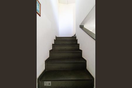 Casa à venda com 300m², 5 quartos e 6 vagasEscada