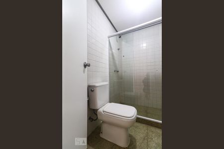 Casa de condomínio para alugar com 300m², 5 quartos e 2 vagas Casa de condomínio para alugar com 300m², 5 quartos e 2 vagasBanheiro da Suíte 2