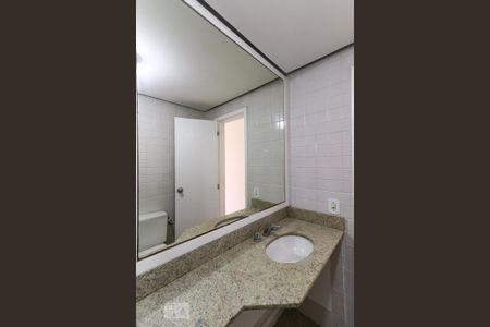Casa de condomínio para alugar com 300m², 5 quartos e 2 vagas Casa de condomínio para alugar com 300m², 5 quartos e 2 vagasBanheiro da Suíte 2
