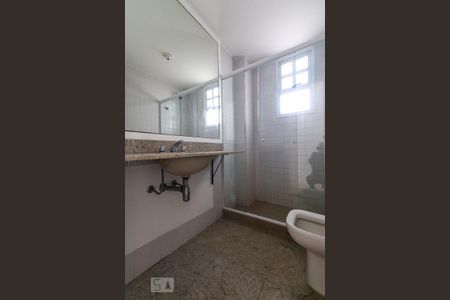 Casa de condomínio para alugar com 300m², 5 quartos e 2 vagas Casa de condomínio para alugar com 300m², 5 quartos e 2 vagasBanheiro da Suíte 1