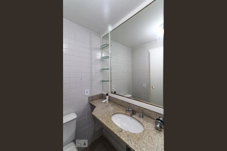 Casa de condomínio para alugar com 300m², 5 quartos e 2 vagas Casa de condomínio para alugar com 300m², 5 quartos e 2 vagasBanheiro da Suíte 4