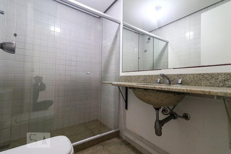 Casa de condomínio para alugar com 300m², 5 quartos e 2 vagas Casa de condomínio para alugar com 300m², 5 quartos e 2 vagasBanheiro da Suíte 2