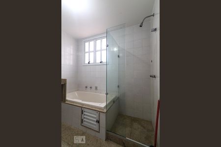 Casa de condomínio para alugar com 300m², 5 quartos e 2 vagas Casa de condomínio para alugar com 300m², 5 quartos e 2 vagasBanheiro da Suíte 3