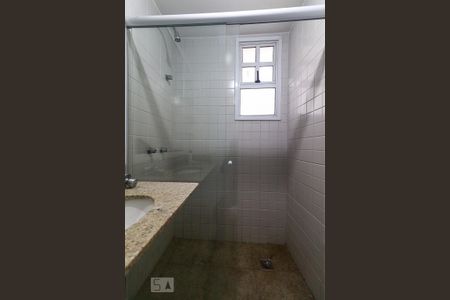 Casa de condomínio para alugar com 300m², 5 quartos e 2 vagas Casa de condomínio para alugar com 300m², 5 quartos e 2 vagasBanheiro da Suíte 4