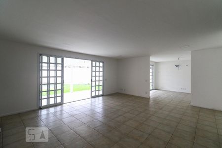 Sala de casa de condomínio para alugar com 5 quartos, 300m² em Recreio dos Bandeirantes, Rio de Janeiro