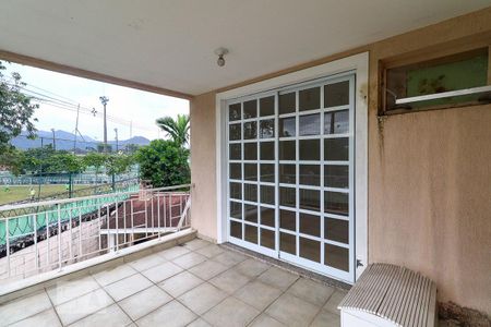 Casa de condomínio para alugar com 300m², 5 quartos e 2 vagas Casa de condomínio para alugar com 300m², 5 quartos e 2 vagasVaranda