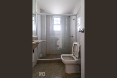 Casa de condomínio para alugar com 300m², 5 quartos e 2 vagas Casa de condomínio para alugar com 300m², 5 quartos e 2 vagasBanheiro da Suíte 1