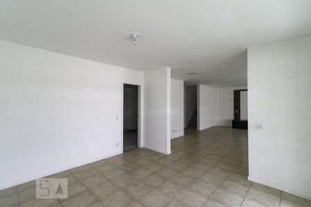Sala de casa de condomínio para alugar com 5 quartos, 300m² em Recreio dos Bandeirantes, Rio de Janeiro