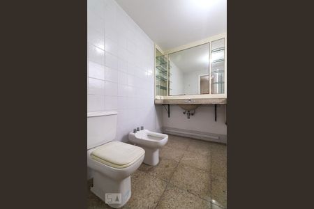 Casa de condomínio para alugar com 300m², 5 quartos e 2 vagas Casa de condomínio para alugar com 300m², 5 quartos e 2 vagasBanheiro da Suíte 3