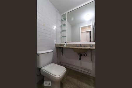 Casa de condomínio para alugar com 300m², 5 quartos e 2 vagas Casa de condomínio para alugar com 300m², 5 quartos e 2 vagasBanheiro da Suíte 4