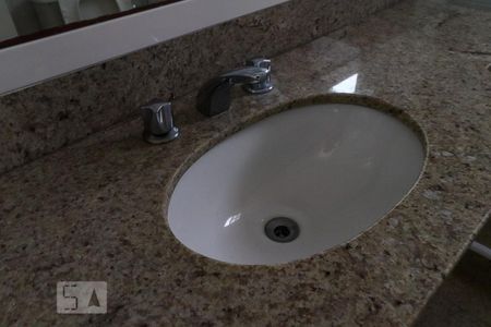 Casa de condomínio para alugar com 300m², 5 quartos e 2 vagas Casa de condomínio para alugar com 300m², 5 quartos e 2 vagasBanheiro da Suíte 1