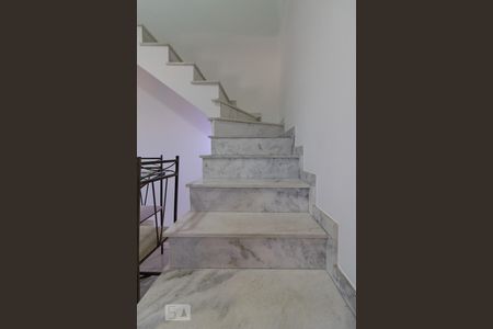 Escada de casa à venda com 2 quartos, 112m² em Vila Gustavo, São Paulo