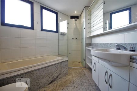 Apartamento à venda com 220m², 3 quartos e 4 vagas Apartamento à venda com 220m², 3 quartos e 4 vagasBanheiro da suíte 1