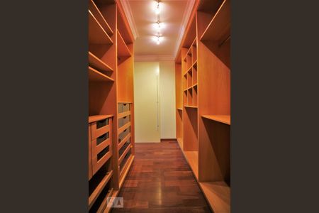Apartamento à venda com 220m², 3 quartos e 4 vagas Apartamento à venda com 220m², 3 quartos e 4 vagasCloset