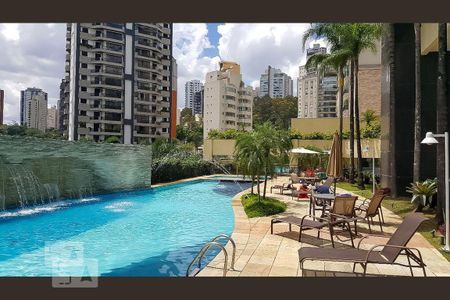 Apartamento à venda com 220m², 3 quartos e 4 vagas Apartamento à venda com 220m², 3 quartos e 4 vagasÁrea comum - Piscina