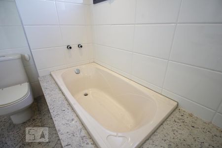 Apartamento à venda com 220m², 3 quartos e 4 vagas Apartamento à venda com 220m², 3 quartos e 4 vagasBanheira