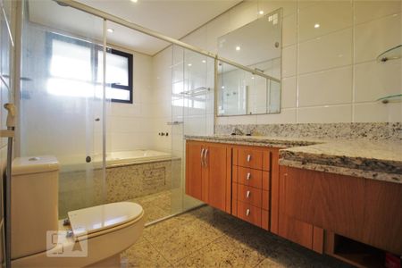 Apartamento à venda com 220m², 3 quartos e 4 vagas Apartamento à venda com 220m², 3 quartos e 4 vagasBanheiro da suíte 3