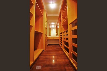 Apartamento à venda com 220m², 3 quartos e 4 vagas Apartamento à venda com 220m², 3 quartos e 4 vagasCloset