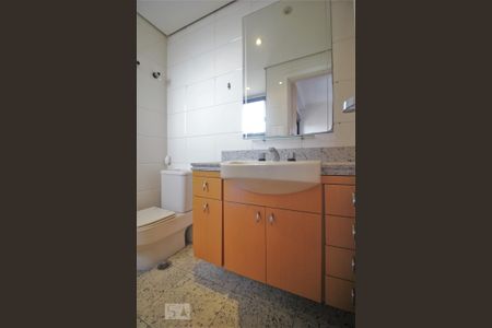 Apartamento à venda com 220m², 3 quartos e 4 vagas Apartamento à venda com 220m², 3 quartos e 4 vagasBanheiro da suíte 2