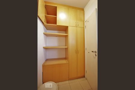 Apartamento à venda com 220m², 3 quartos e 4 vagas Apartamento à venda com 220m², 3 quartos e 4 vagasQuarto de serviço