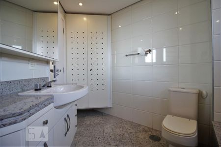 Apartamento à venda com 220m², 3 quartos e 4 vagas Apartamento à venda com 220m², 3 quartos e 4 vagasBanheiro da suíte 1