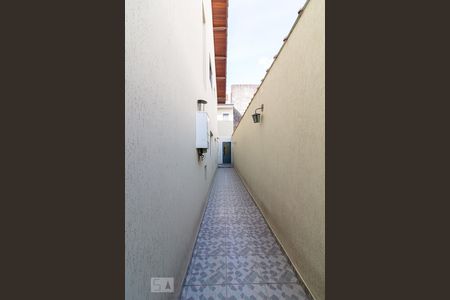 Casa à venda com 150m², 3 quartos e 2 vagasCorredor lateral externo