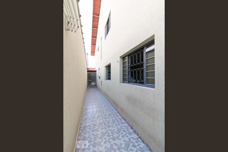 Casa à venda com 150m², 3 quartos e 2 vagasCorredor lateral externo