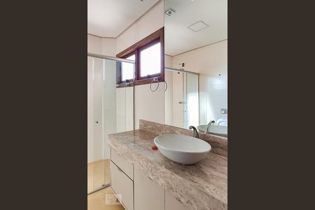 Casa à venda com 324m², 5 quartos e 4 vagas Casa à venda com 324m², 5 quartos e 4 vagasBanheiro da Suíte master