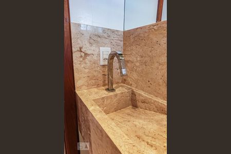 Casa à venda com 324m², 5 quartos e 4 vagas Casa à venda com 324m², 5 quartos e 4 vagasBanheiro