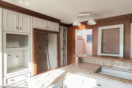 Casa à venda com 324m², 5 quartos e 4 vagas Casa à venda com 324m², 5 quartos e 4 vagasCozinha