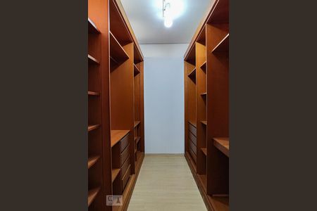 Casa à venda com 324m², 5 quartos e 4 vagas Casa à venda com 324m², 5 quartos e 4 vagasCloset da Suíte master