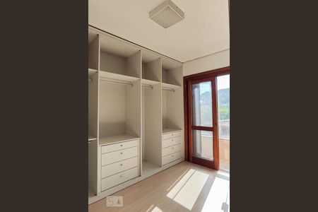 Casa à venda com 324m², 5 quartos e 4 vagas Casa à venda com 324m², 5 quartos e 4 vagasQuarto 3