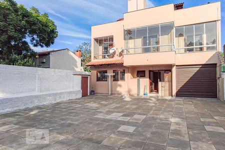 Casa à venda com 324m², 5 quartos e 4 vagas Casa à venda com 324m², 5 quartos e 4 vagasFachada