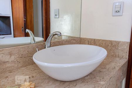 Casa à venda com 324m², 5 quartos e 4 vagas Casa à venda com 324m², 5 quartos e 4 vagasBanheiro da Suíte master