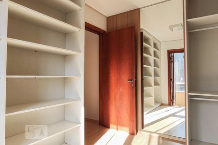 Casa à venda com 324m², 5 quartos e 4 vagas Casa à venda com 324m², 5 quartos e 4 vagasQuarto 3