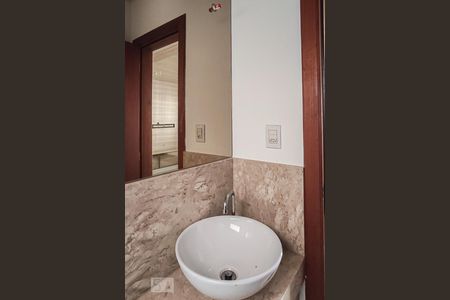 Casa à venda com 324m², 5 quartos e 4 vagas Casa à venda com 324m², 5 quartos e 4 vagasBanheiro