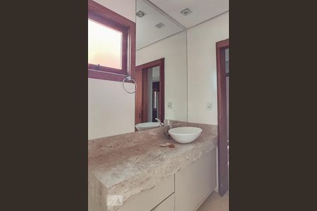 Casa à venda com 324m², 5 quartos e 4 vagas Casa à venda com 324m², 5 quartos e 4 vagasBanheiro da Suíte master