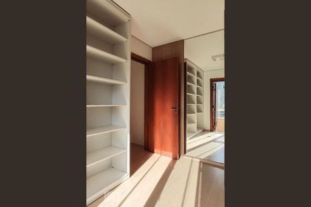 Casa à venda com 324m², 5 quartos e 4 vagas Casa à venda com 324m², 5 quartos e 4 vagasQuarto 3