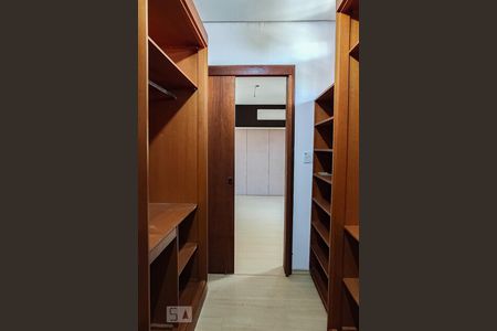 Casa à venda com 324m², 5 quartos e 4 vagas Casa à venda com 324m², 5 quartos e 4 vagasCloset da Suíte master