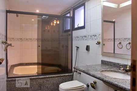 Apartamento à venda com 276m², 4 quartos e 3 vagasBanheiro da Suíte