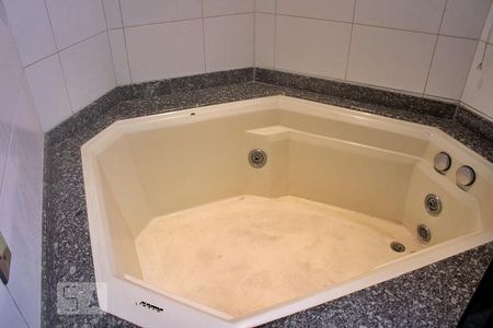 Apartamento à venda com 276m², 4 quartos e 3 vagasBanheiro da Suíte