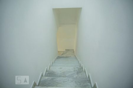 Casa para alugar com 75m², 3 quartos e 2 vagas Casa para alugar com 75m², 3 quartos e 2 vagasEscadas