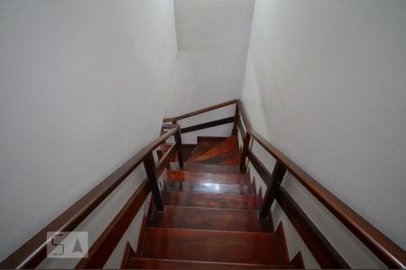 Casa à venda com 300m², 4 quartos e 2 vagasEscada