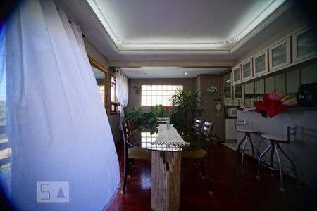 Casa à venda com 300m², 4 quartos e 2 vagasSala de jantar