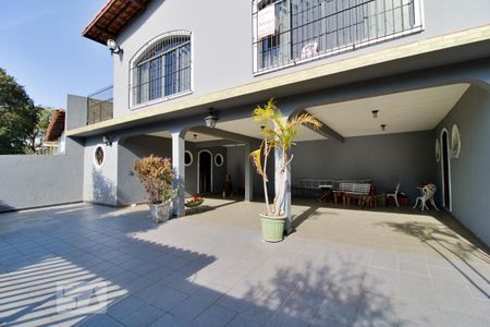 Casa à venda com 303m², 4 quartos e 6 vagasGaragem