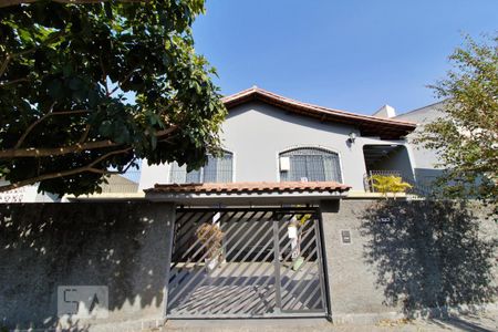 Casa à venda com 303m², 4 quartos e 6 vagasFachada