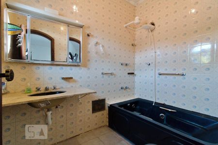 Casa à venda com 303m², 4 quartos e 6 vagasBanheiro da Suíte 1