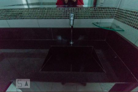 Banheiro de kitnet/studio para alugar com 1 quarto, 36m² em Novo Mundo, Curitiba